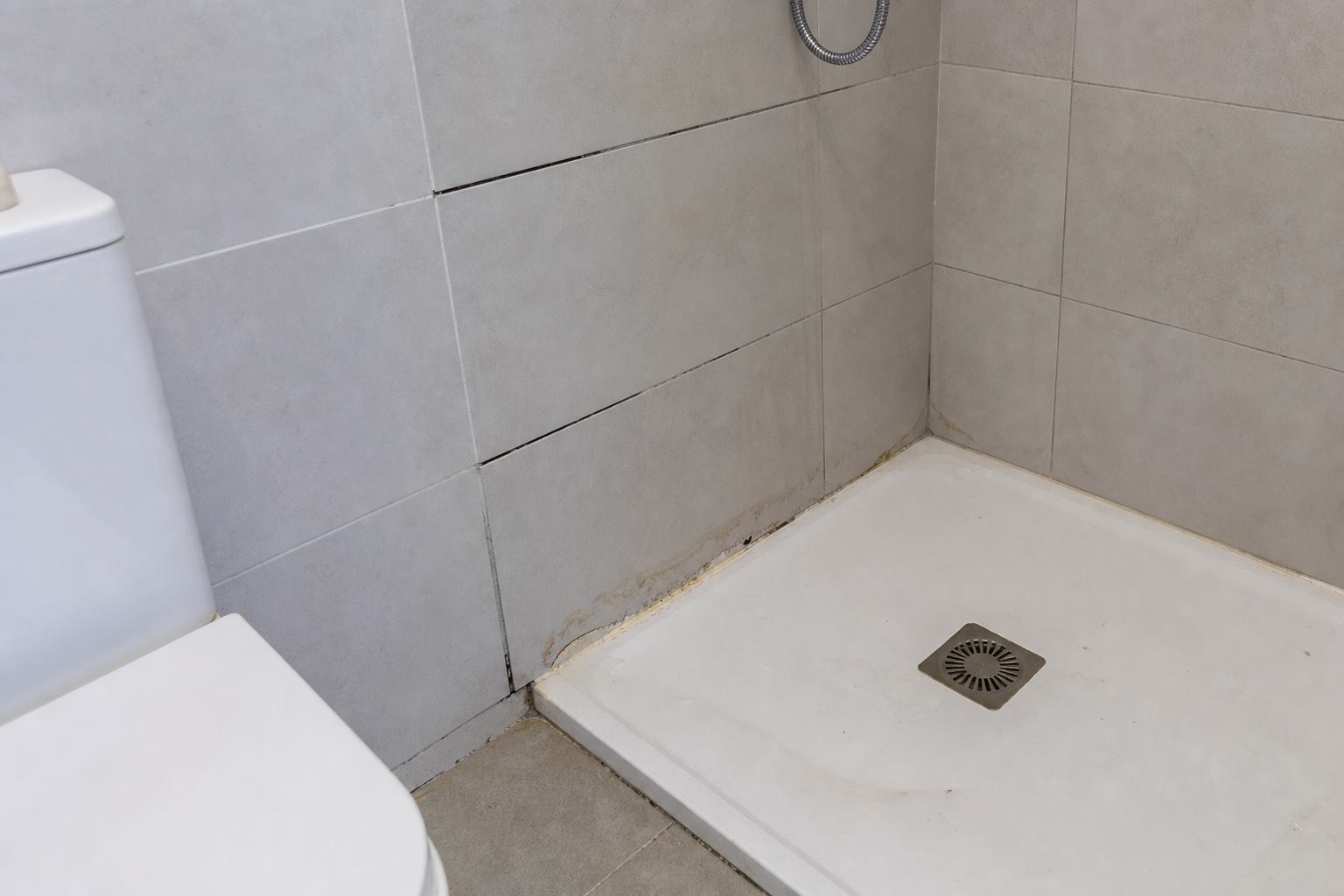 Humedades y defectos en baño de obra nueva